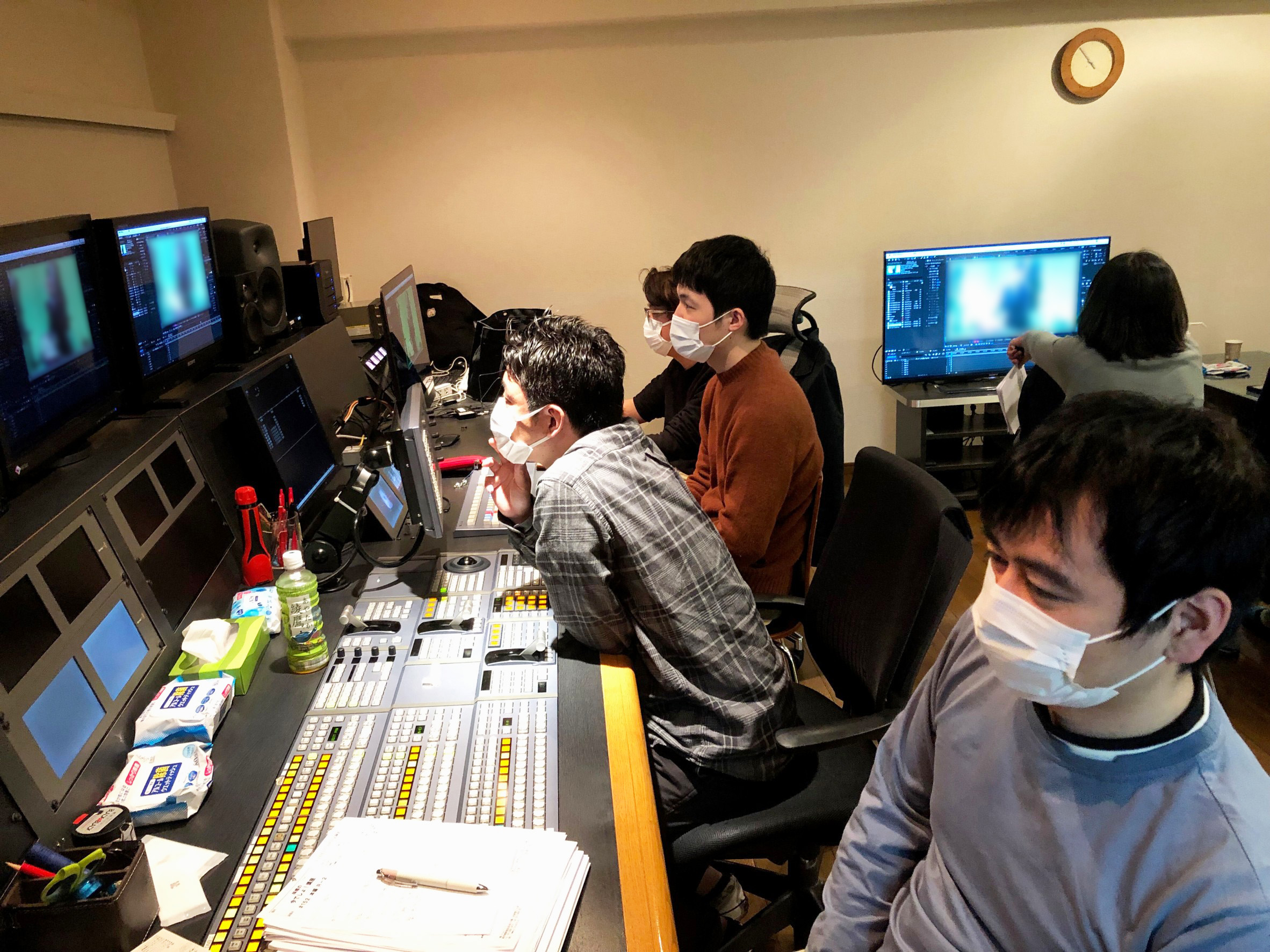 真剣に画面を見つめる技術者