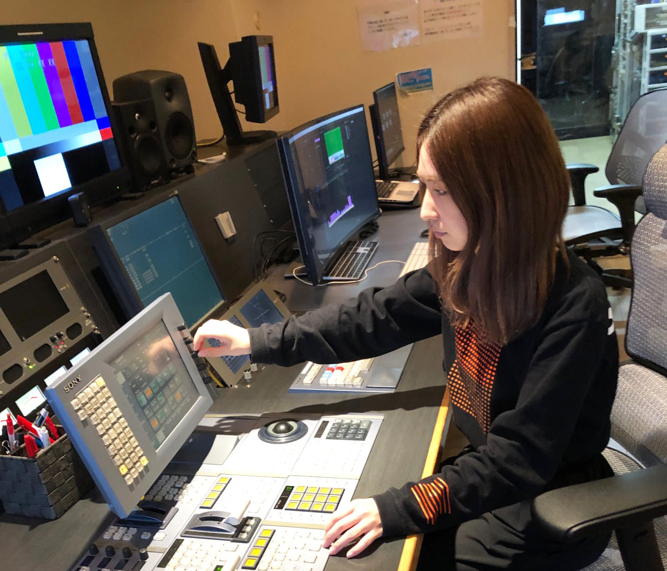 編集室の三宅さん