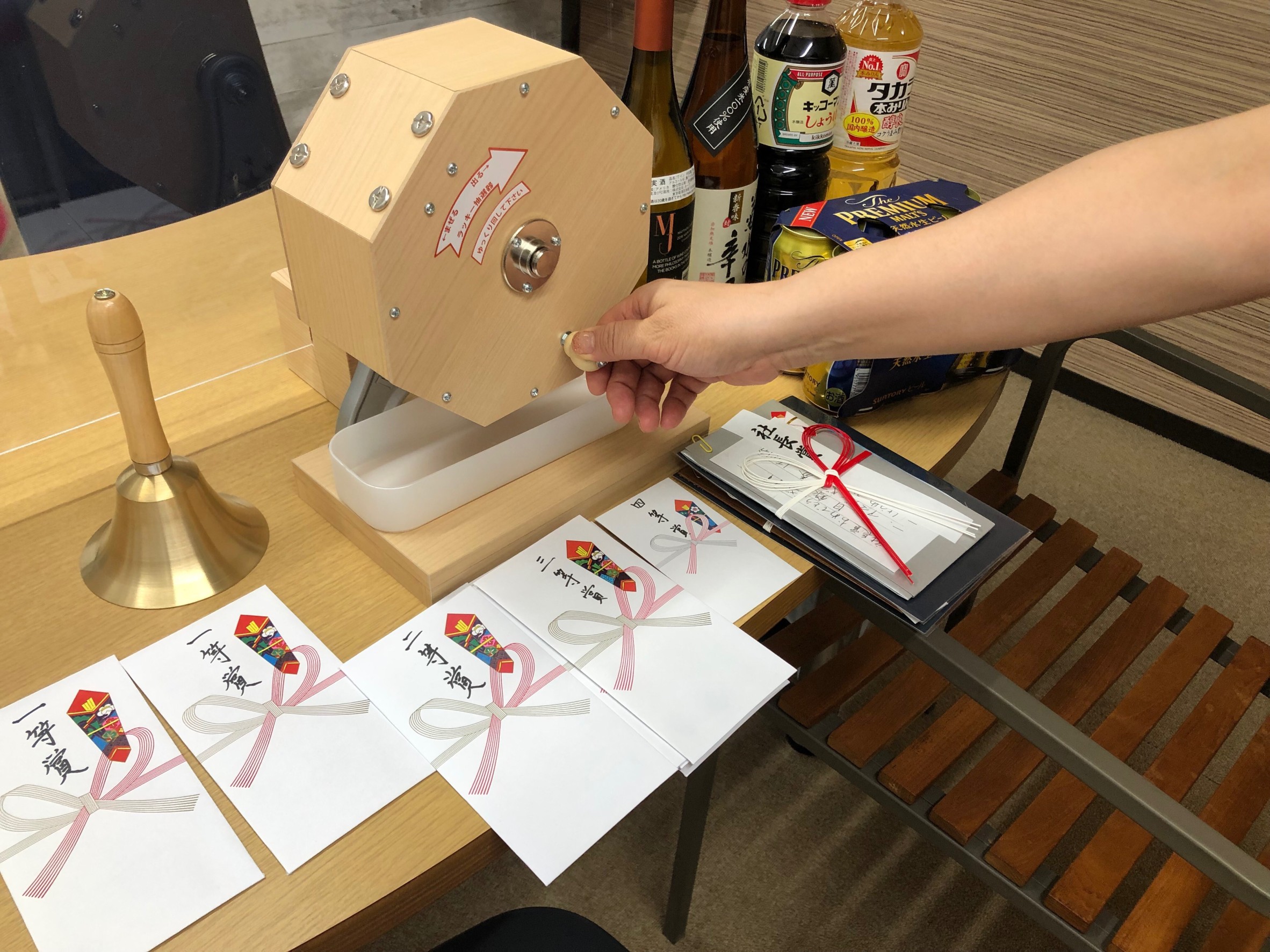 福引を引く従業員