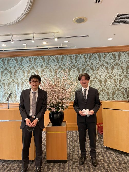 二人で並んで記念写真