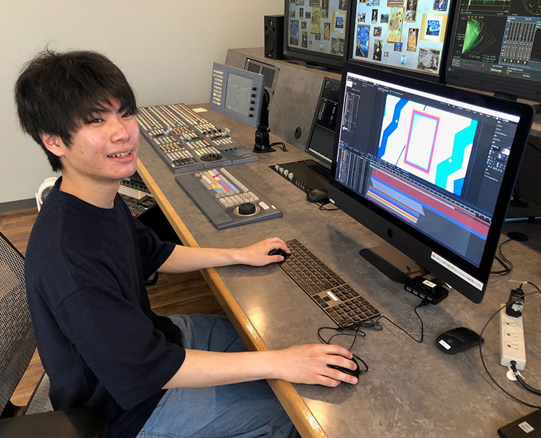 インタビューに答える飯野くんの画像