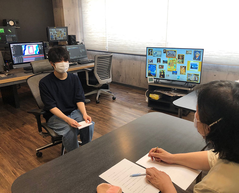 インタビューに答える飯野くん