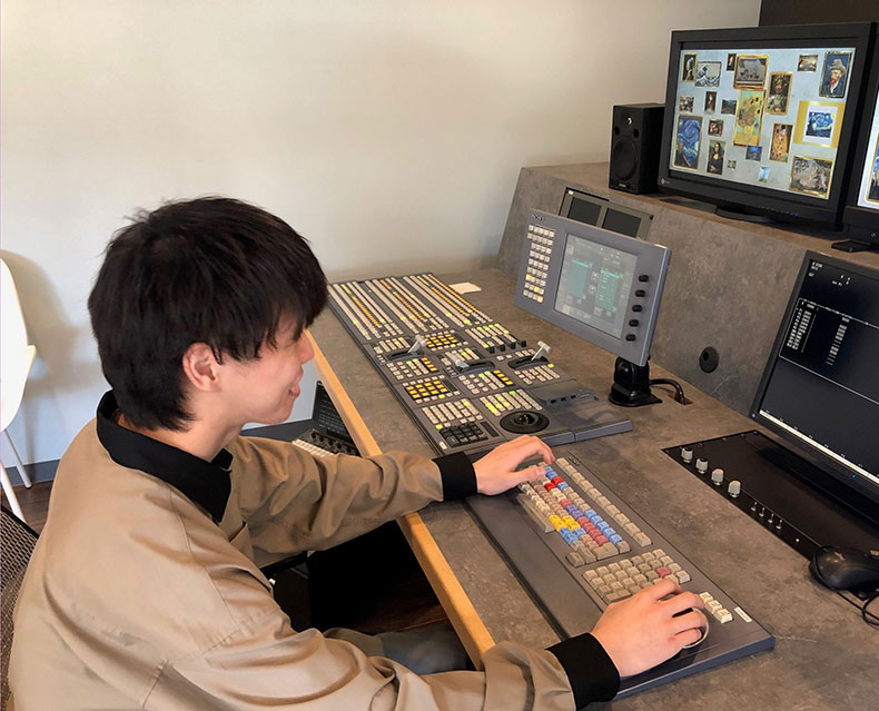 作業をしながらインタビューに答える峯岸さん