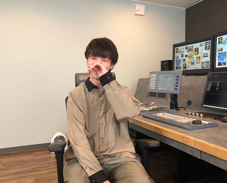 インタビューに答える笑顔の峯岸くん