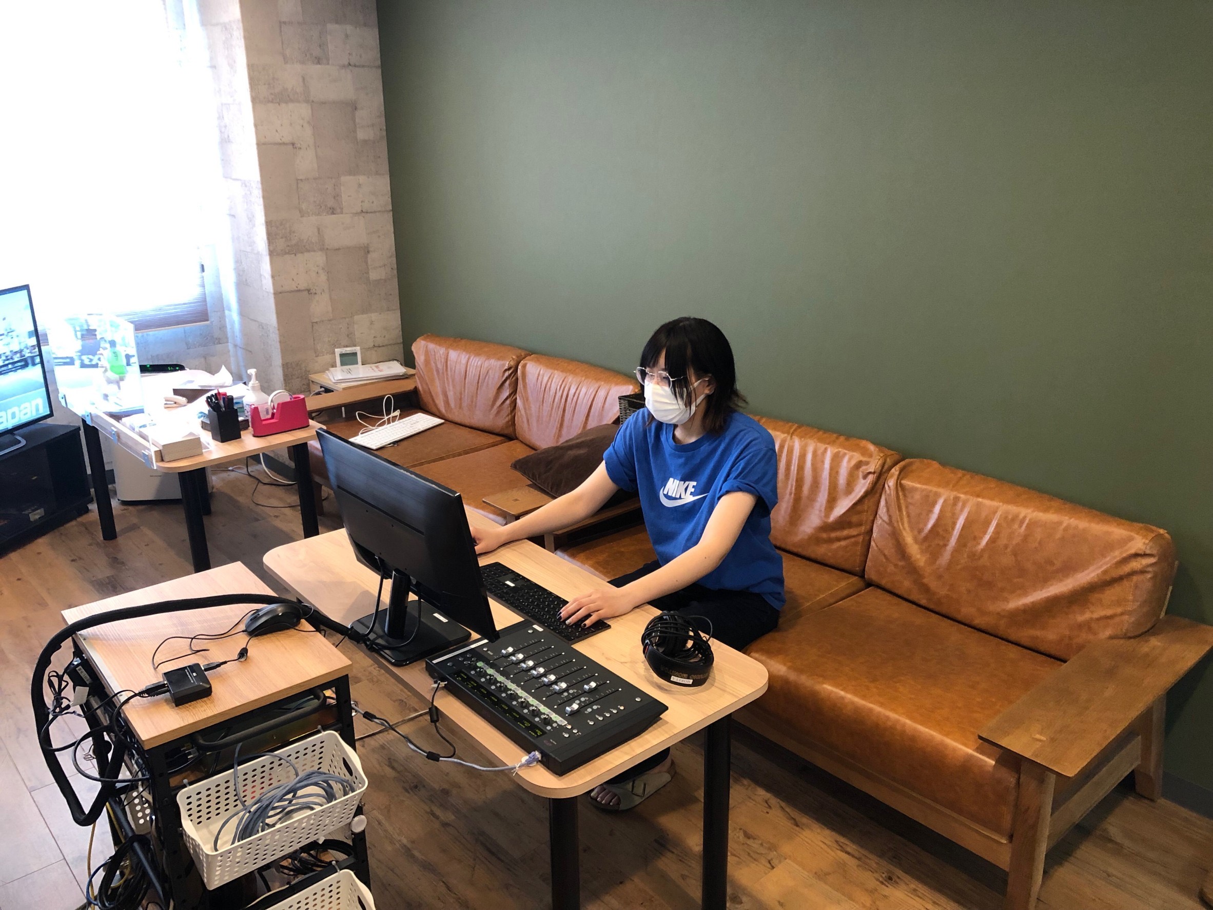 編集室でMA作業をするスタッフ