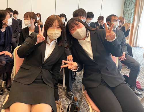 新入社員の野沢さんと小池さん