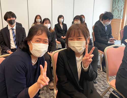 会場で記念撮影をする経理の森田さんと社員の高嶋さん