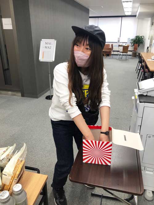 くじ引きを楽しむ社員の画像