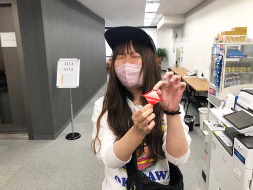 くじ引きを楽しむ社員の画像