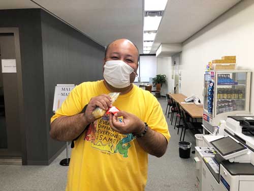 くじ引きを楽しむ社員の画像