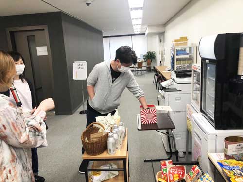 くじ引きを楽しむ社員の画像