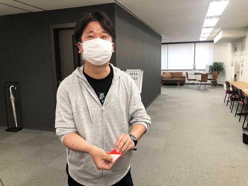 くじ引きを楽しむ社員の画像