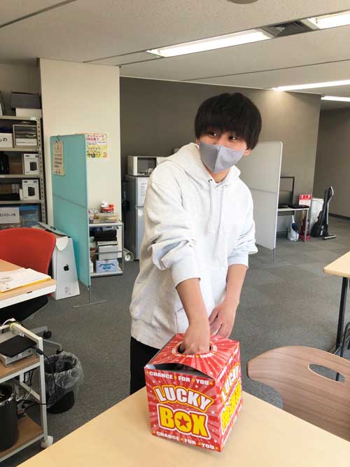 チョコ掴み取りを楽しむ社員の画像