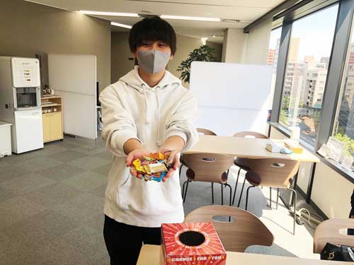 チョコ掴み取りを楽しむ社員の画像