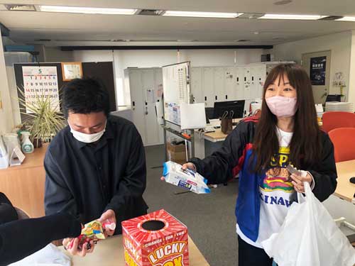 チョコ掴み取りを楽しむ社員の画像