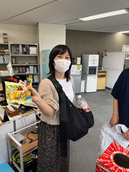 お菓子の摑み取りを楽しむ社員