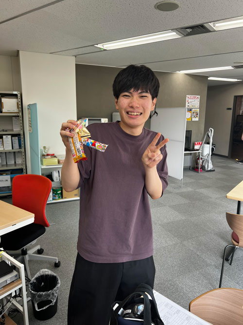 お菓子の摑み取りを楽しむ社員