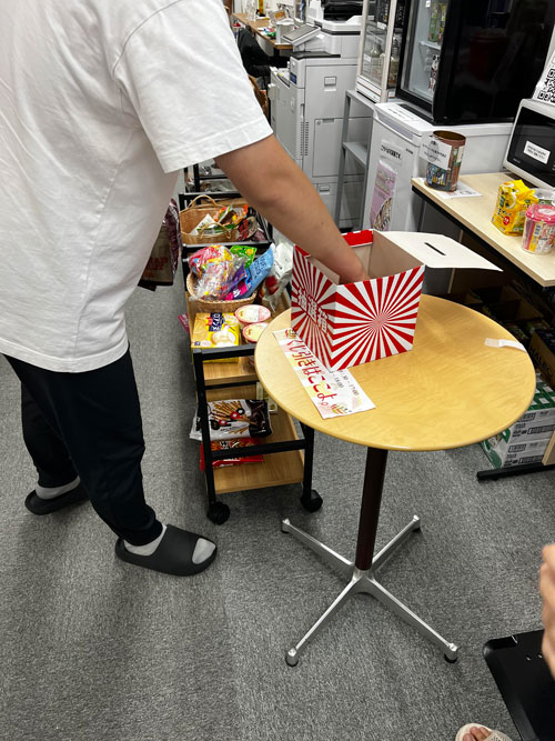 くじ引きを楽しむ社員