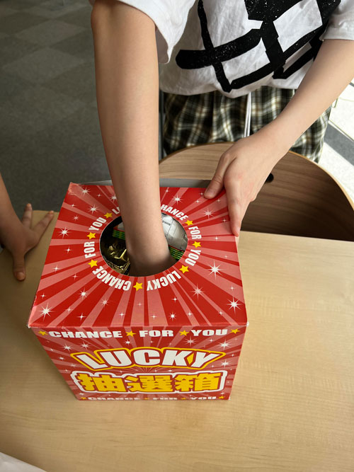 事務所のお菓子の摑み取り