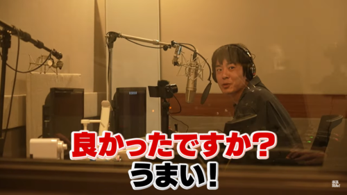 ナレ録りをするお笑い芸人の涼平さん