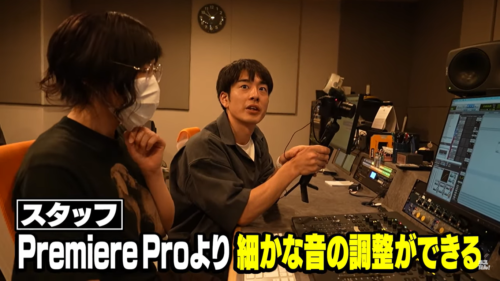 ナレーションの編集作業に立ち会うお笑い芸人の涼平さん