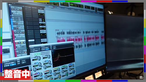 ナレーションの編集作業に立ち会うお笑い芸人の涼平さん