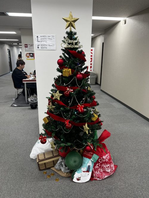 赤いクリスマスツリー