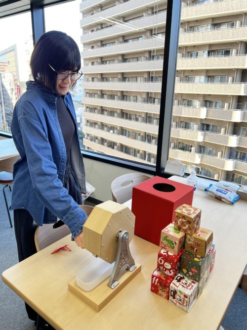 福引きをするスタッフ