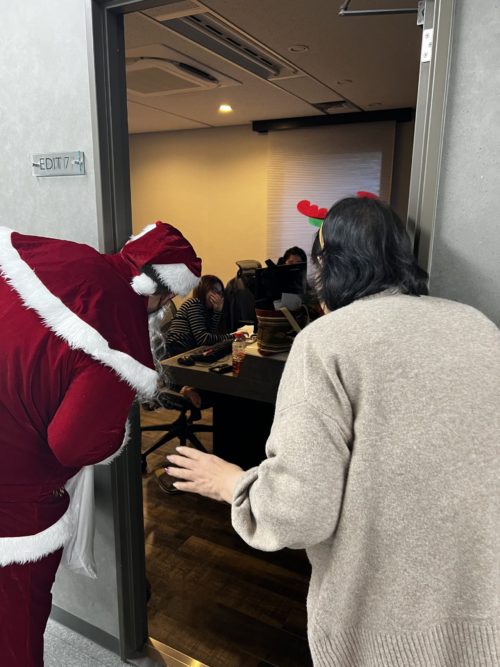 編集室に顔を出すサンタクロース