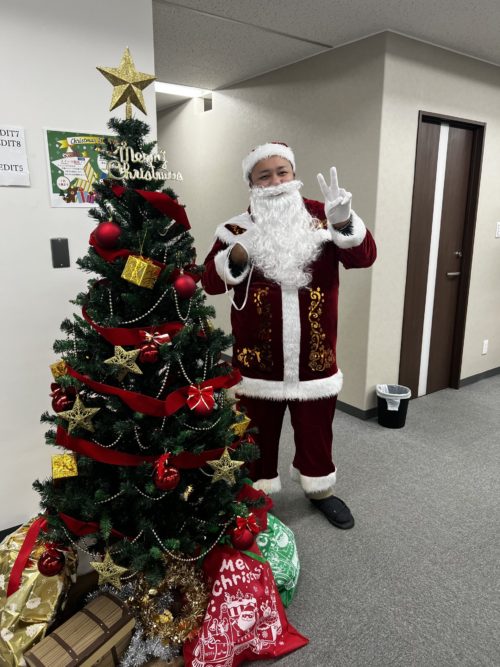 クリスマスツリーと写真に写るサンタクロース