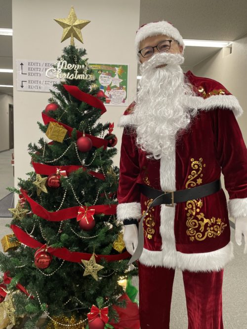 クリスマスツリーと社長が扮したサンタクロース