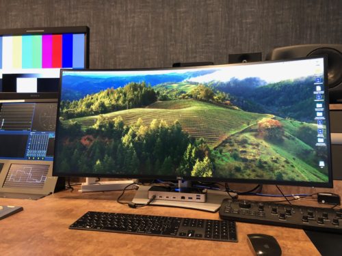 ３編の大型曲面モニター