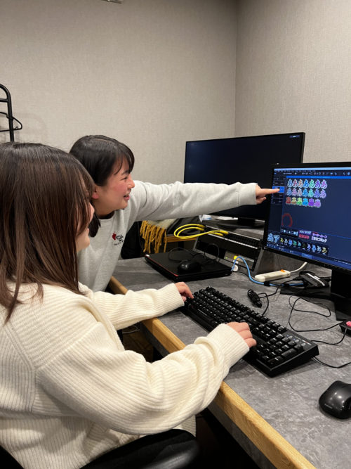 教えあう小池さんと野沢さん