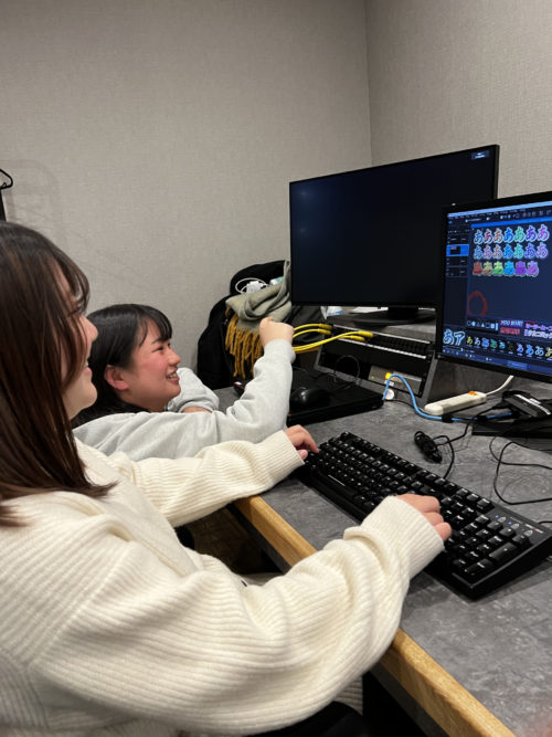 教えあう小池さんと野沢さん