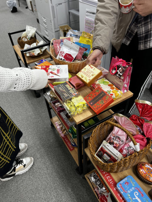 会場に集まるスタッフとお客様