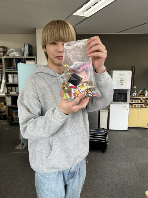 お菓子の摑み取りをしたエムジェイスタッフ
