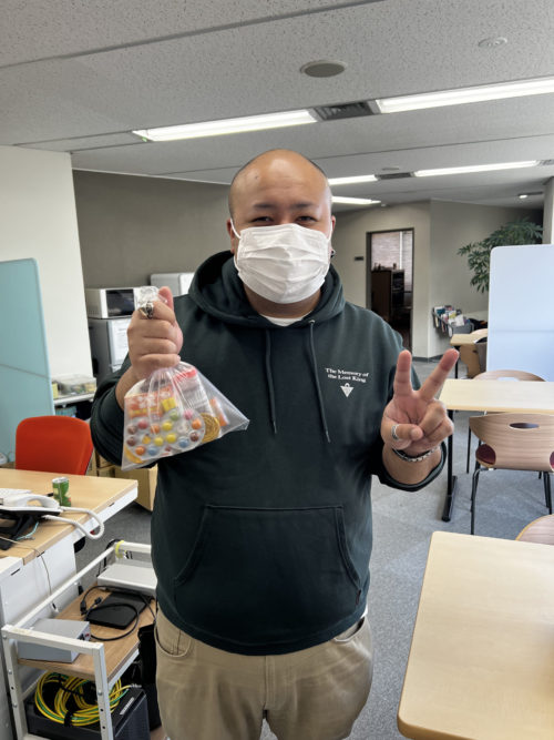 お菓子の摑み取りをしたエムジェイスタッフ