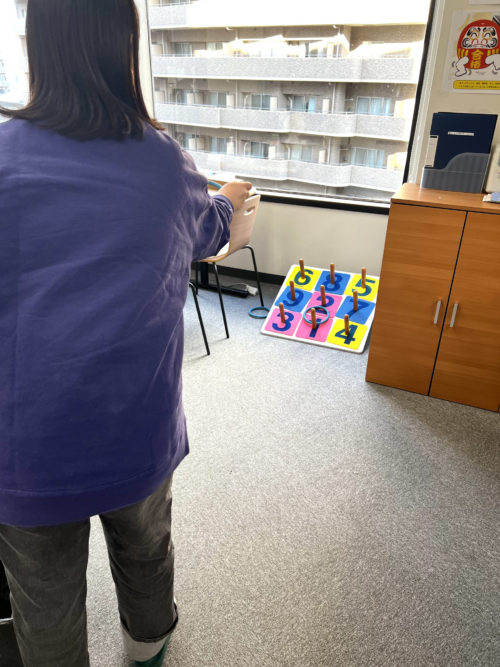 輪投げを楽しむスタッフ