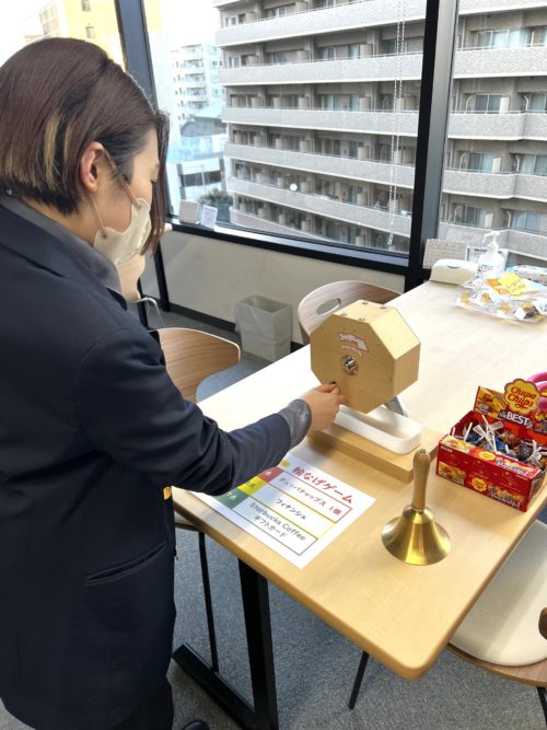 福引きをするお客様