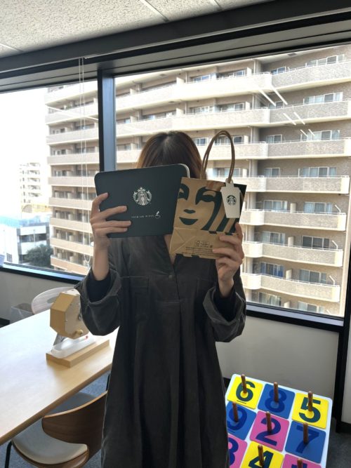 商品を当てたスタッフ