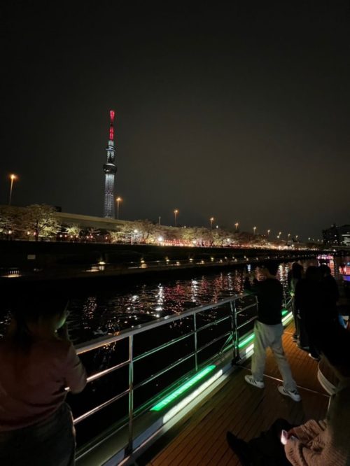 隅田川の上での記念写真