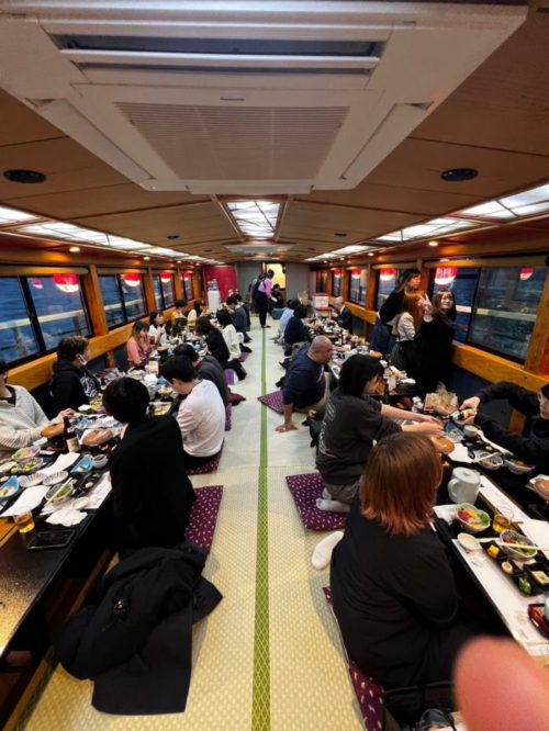 屋形船の宴会場