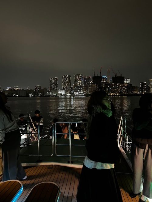 屋形船のデッキから東京湾を一望するすたっふ