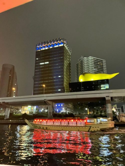 アサヒビールの横切る屋形船