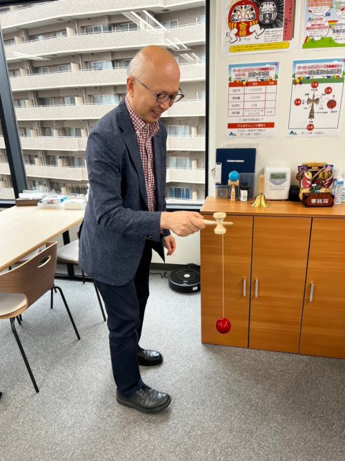 けん玉をする社長