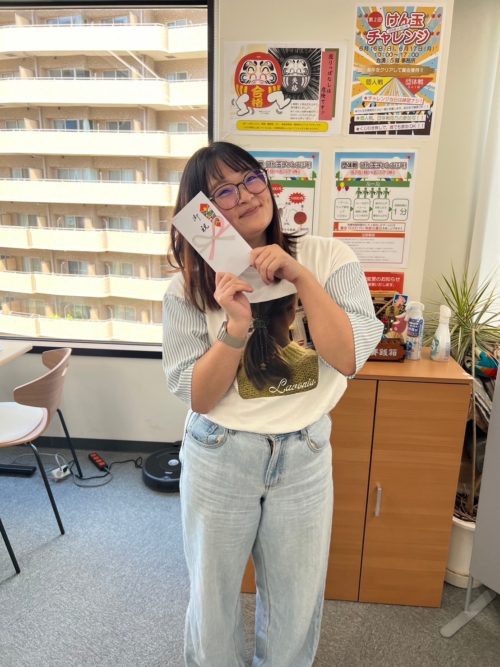 個人戦に挑戦し見事クリアして賞金をもらったスタッフ