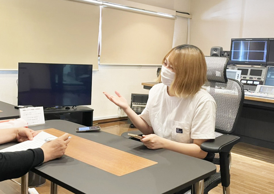 インタビューに答える土谷さん