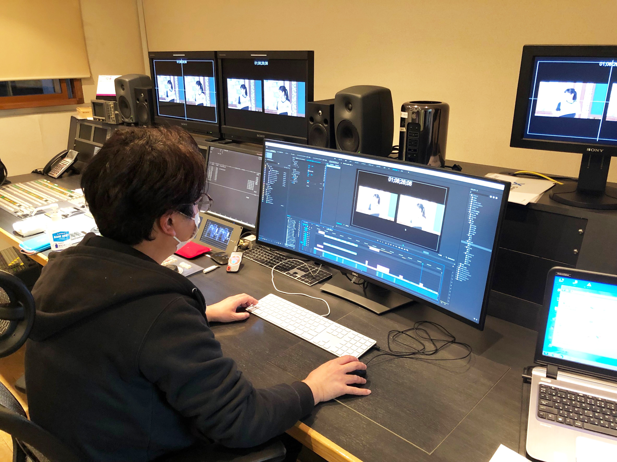 編集室での作業の様子