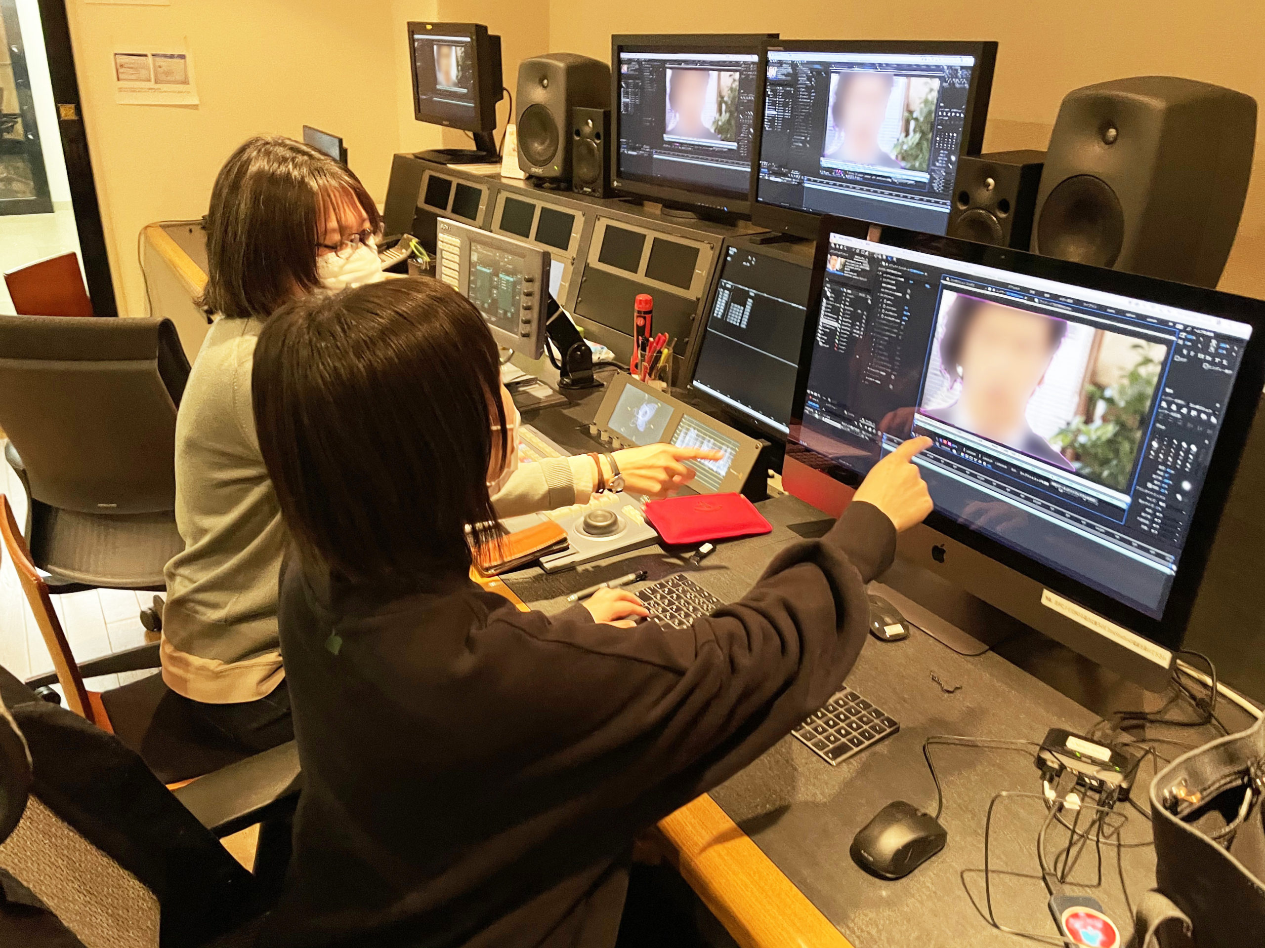 ディスプレイを見て教え合う技術者