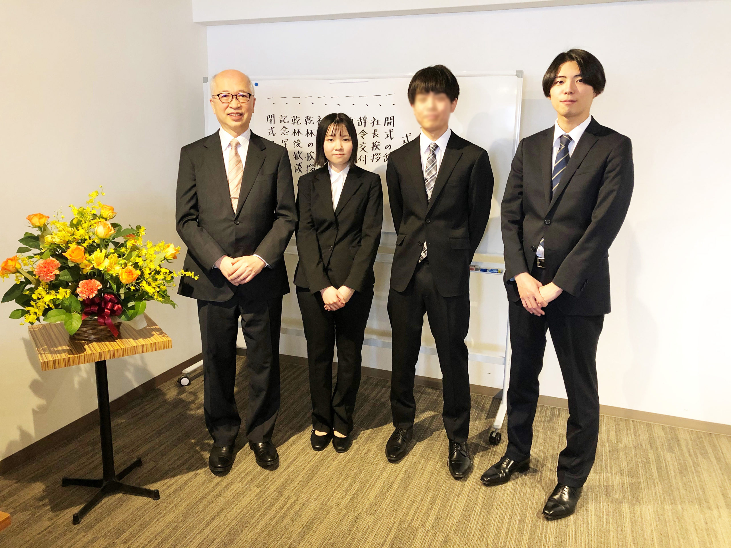 社長と新入社員と記念撮影